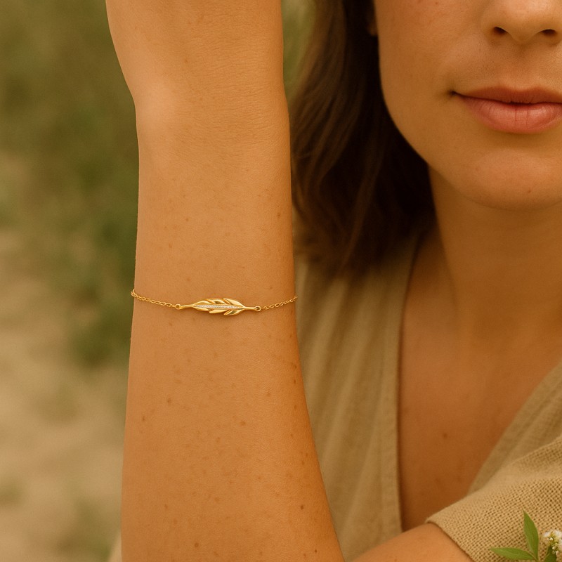 Bracelet Carador motif petite plume en plaqué or et oxydes de zirconium