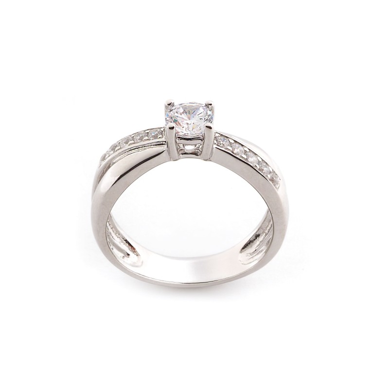 Bague solitaire accompagnée d'oxydes de zirconium