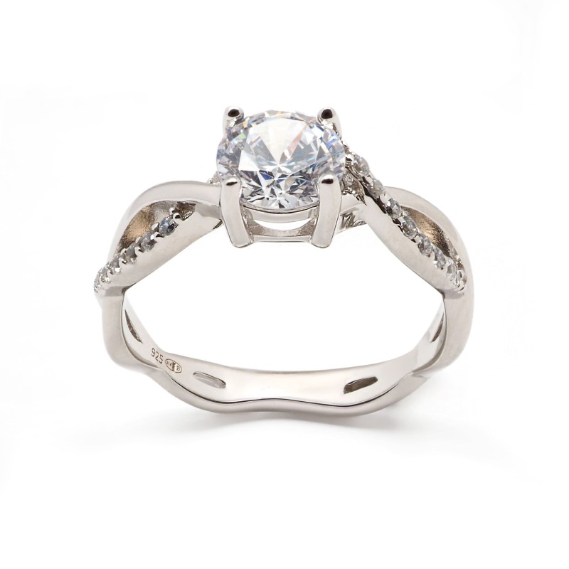Bague solitaire accompagnée d'oxydes de zirconium