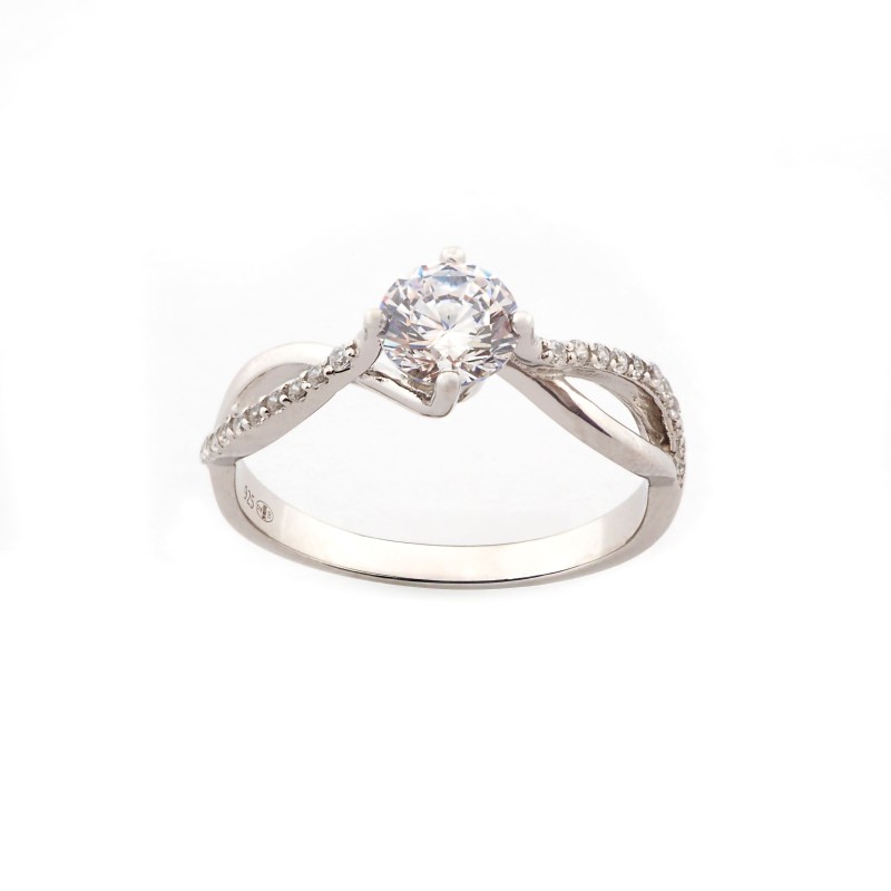 Bague solitaire accompagnée d'oxydes de zirconium