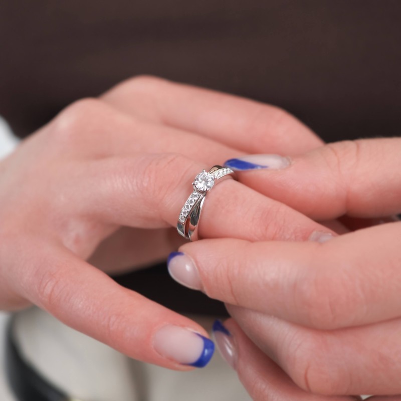 Bague solitaire accompagnée d'oxydes de zirconium