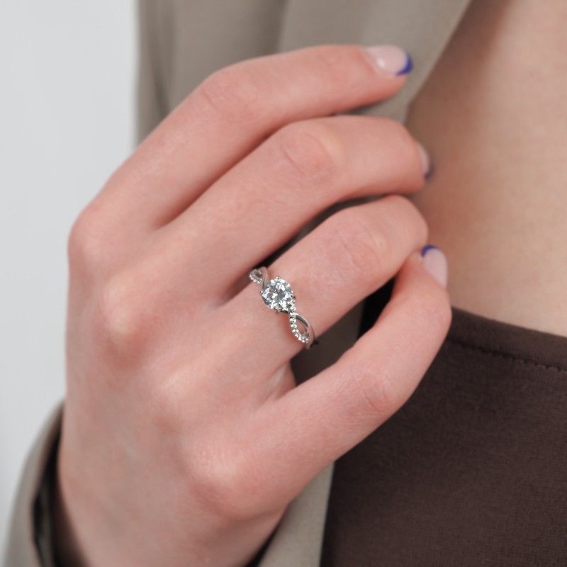 Bague solitaire accompagnée d'oxydes de zirconium