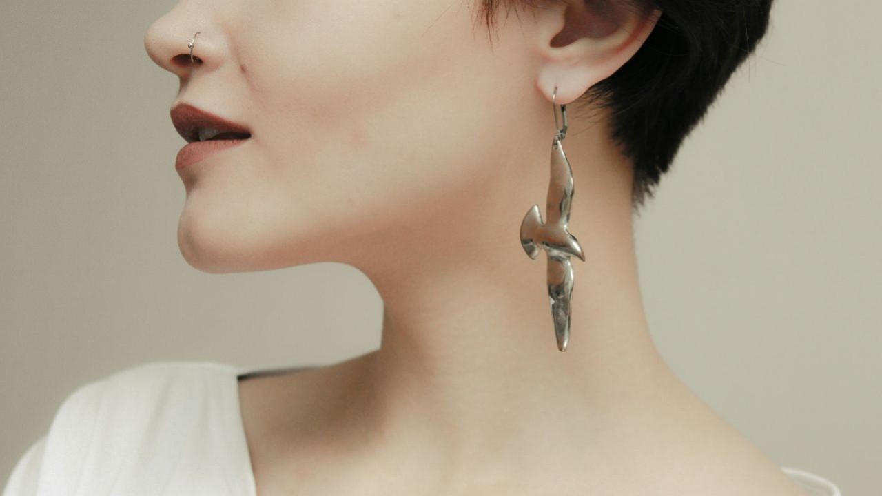 Quelle boucle d'oreille pour les cheveux courts ?