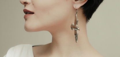 Quelle boucle d'oreille pour les cheveux courts ?